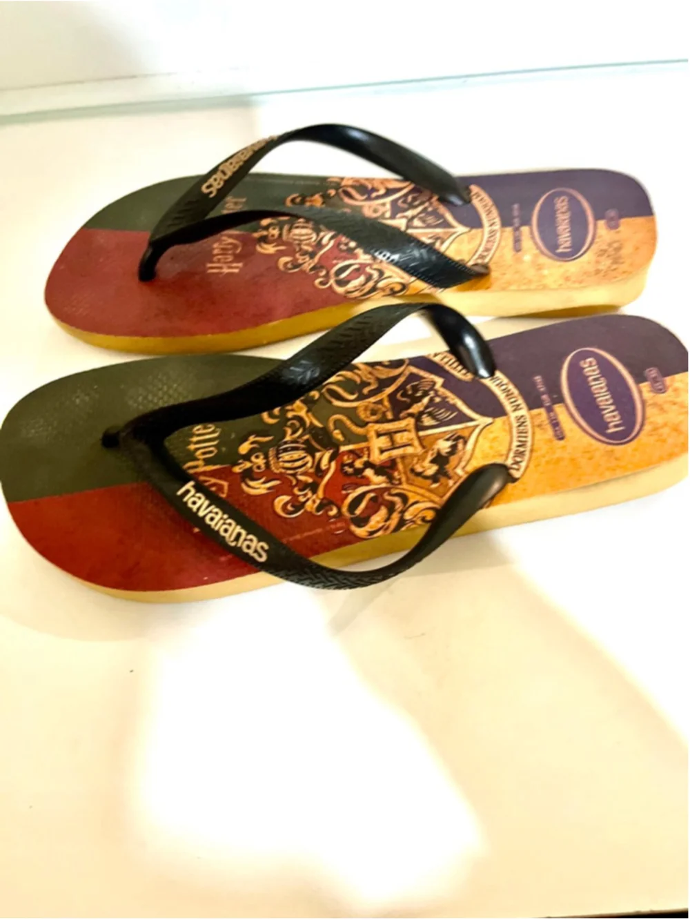 Havaianas Harry Potter Top flip-flops with a crest graphic men size 12-13